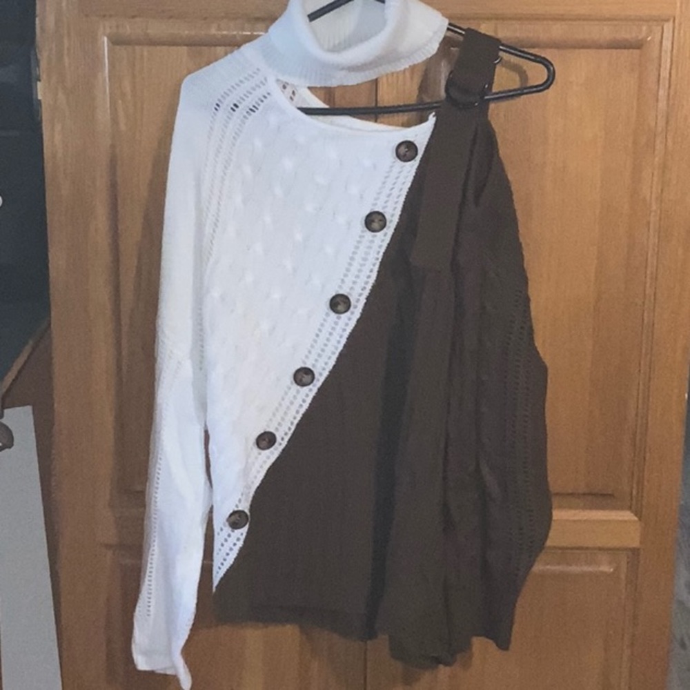 Women beautiful sweater/turtleneck with one side strap - Picture 6 of 8